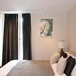 The Mulberry- Cliffordco Serviced Accommodation Windsor, 1 Bedroom Apartment With Balcony And Free Parking