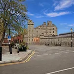 Elegant Windsor Apartment Close To Castle