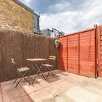 Charming Cottage In Windsor - Walk To Castle &Shops!