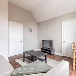 Cosy Central Windsor Apartment & Free Parking!