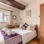 4 Bed 3 Baths In Central Windsor! Walk 2 All The Sights! Legoland 5 Min Drive