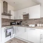 Cosy Central Windsor Apartment & Free Parking!