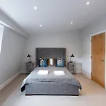 Immaculate Central Windsor Town House With Parking
