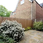 Immaculate Central Windsor Town House With Parking