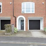 Immaculate Central Windsor Town House With Parking