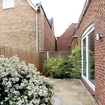 Immaculate Central Windsor Town House With Parking