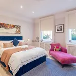5 Min To Castle & Shops - Charming Character Home