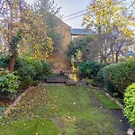 5 Min To Castle & Shops - Charming Character Home