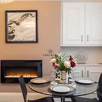 5 Min To Castle & Shops - Charming Character Home