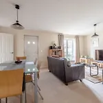 Cosy 2 Bed 2 Bath Central Windsor & Parking