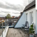 The Mulberry- Cliffordco Serviced Accommodation Windsor, 1 Bedroom Apartment With Balcony And Free Parking