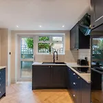Stylish Home With Free Parking - 10 Mins To Legoland!