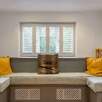Stylish Home With Free Parking - 10 Mins To Legoland!