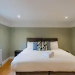 Stylish Home With Free Parking - 10 Mins To Legoland!