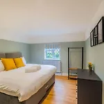 Stylish Home With Free Parking - 10 Mins To Legoland!