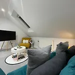 Unique Luxury Detached Apartment In Windsor That Sleeps 4