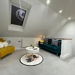 Unique Luxury Detached Apartment In Windsor That Sleeps 4