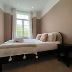 Stay In Style Opposite Windsor Castle & Free Parking