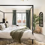 Caya Living 3Br Apartment In Central Windsor Berkshire - Legoland - Windsor Castle - Lapland Uk - Heathrow Sleeps 6 - Private Gated Parking