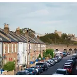 Delightful 2 Bedroom House Central Windsor