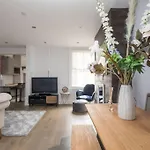 Lovely 2-Bed In Windsor Free Parking, 1 Mile From Legoland