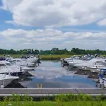 Stylish Lodge At Windsor Racecourse Marina