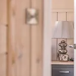 Stylish Lodge At Windsor Racecourse Marina