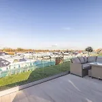 Stylish Lodge At Windsor Racecourse Marina