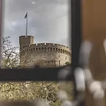Hidden Gem With Windsor Castle Views & Parking