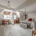 Stylish 2 Bed/2 Bath Flat In The Heart Of Windsor