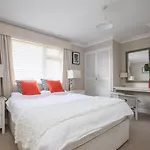 Pass The Keys Stylish 2 Bedroom Flat Apartment With Free Parking In Windsor