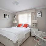 Pass The Keys Stylish 2 Bedroom Flat Apartment With Free Parking In Windsor