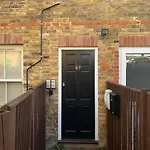 Pass The Keys Central 6 Sleeper 2 Storey Flat In Windsor