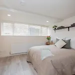 Central Windsor Modern Garden Flat, Walk 2 Sights
