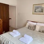 Cosy Central Windsor House Sleeps 4