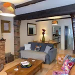 Cosy Central Windsor House Sleeps 4
