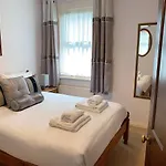Cosy Central Windsor House Sleeps 4