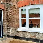 Bright, Spacious And Modern, Garden Flat In Central Windsor, Private Entrance, Free Parking, Ev Point, Garden View, Close To Legoland, Windsor Great Park, Ascot, Heathrow