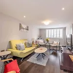 Central Windsor, 5 Mins To Legoland, Driveway