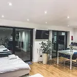 Modern Studio With Private Garden In Windsor