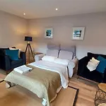 Bright, Spacious And Modern, Garden Flat In Central Windsor, Private Entrance, Free Parking, Ev Point, Garden View, Close To Legoland, Windsor Great Park, Ascot, Heathrow