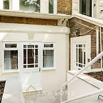 Stylish Living By Lawsons - Parking & 3 En Suites