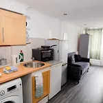 E2M Stays Windsor Break , Stunning Annex