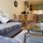 Watch Changing Of The Guard And Walk To The Castle! 2 Bedroom Apartment