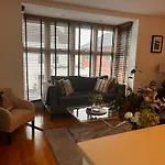 Windsor Chic & Central, 2 Kingsize Bedrooms, Spacious With Gated Private Parking