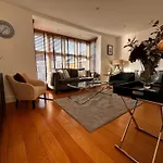 Windsor Chic & Central, 2 Kingsize Bedrooms, Spacious With Gated Private Parking