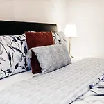 Central Windsor Spacious Three Double Bedrooms, Two Living Room, Kitchen Entire Apartment Over Three Floors Steps From Windsor Castle, Station, Long Walk And Restaurants Royal Residence Retreat Windsor