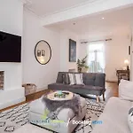 Cosy 3Br Windsor Home By Sentinel Living Short Lets & Serviced Accommodation Pet Friendly & Superfast Wifi