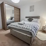 New Stylish 2-Bed Retreat In Central Windsor