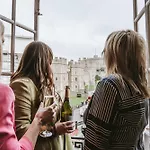 Luxury, Castle View Apartment! Free Spa , Windsor Town Centre